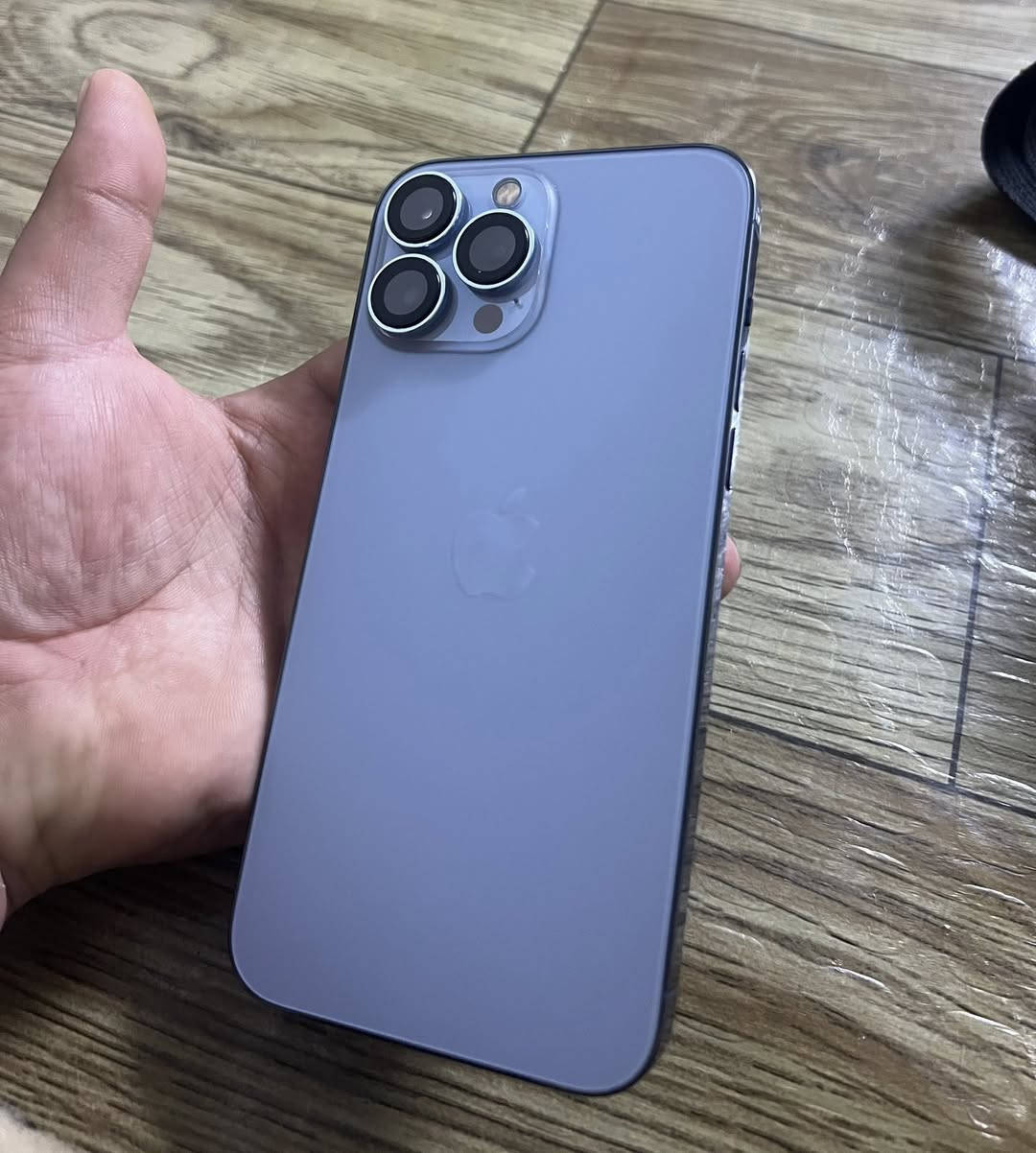 ايفون 13 برو ماكس بعده جديد للبيع او مراوس :- 
لون مميز بحري ✅
ذاكره 256 ✅
نموذج M ✅
بطاريه 75 نزلت بسبب التحديث انطيك بيها ضمان تطول يوم كامل شحنه حيل حيل ممتاز لانو  بطاريه بلادي ✅
ضهره نضيف ✅
محدث لاخر تحديث ios 26.2 ✅
شاصيه كفاله حت من الزلغ ✅
فيس ايدي شغال ✅
شاشه 3 خيارات ✅
الجهاز استخدام شخصي وحيل جديد مستبدل فقط شاشه حالها حال الاصلي افضل واحسن نوعيه بل سوك   والباقي كله بلادي وع وضع الشركه السعر 490
العنوان بغداد الكرخ او باب معضم
***********
