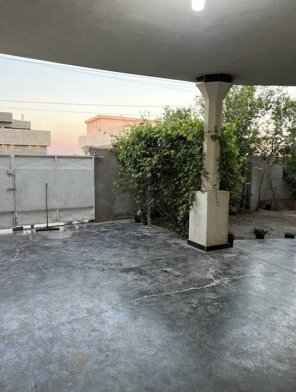 🏠 دار سكنية مميزة للبيع في بغداد / التاجي 🏠
الموقع: بغداد - التاجي - قرية عواد الحسين.
📍 المميزات الجغرافية: موقع ممتاز جداً وقريب من السوق وقريب من المدارس (الابتدائية، المتوسطة، والإعدادية).
📐 تفاصيل المساحة والملكية:
 المساحة الكلية: 310 متر مربع. 
طابو صرف (سند جاهز للتحويل مباشرة).
🛏️ التصميم الداخلي والتقسيم
 غرف النوم: يحتوي على 3 غرف نوم بمساحات كبيرة (4*4 متر) مُقسمة كالتالي:
 غرفتين نوم في الطابق الأرضي.
 غرفة نوم كبيرة في الطابق الثاني.
 الاستقبال والهول: صالة استقبال واسعة + هول داخلي.
 المطبخ: نظام حديث (مطبخ حار وبارد).
 الصحيات: حمام + (2) تواليت (واحد داخلي وواحد خارجي في الطرمة).
 الخارجية: طرمة واسعة تحتوي على كراج للسيارة + حديقة أمامية مميزة.
⚡ الخدمات والبنية التحتية (كاملة وجاهزة):
 الشارع مخدوم بالكامل (تبليط، أرصفة، وشبكة مجاري حديثة).
 متوفر ماء إساله صافي وكهرباء مستقرة.
 خدمة إنترنت ضوئي فائقة السرعة متوفرة في المنطقة. 
 ⭕️السعر بي مجال وجدا مناسب للاستفسار ع الصفحة او الرقم *********** واتساب  
⭕️ايضا توجد قطعة ارض للبيع بجانب المنزل مساحتهة 162 متر ونص
