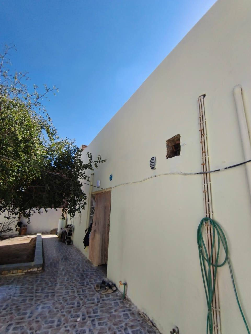 اللهم صل علـى محمد وآل محمد
بيت للبيع المساحه 200متر طابو زراعي سند 25 بااسمي وبي معاملة تطويب البيت عكاده يتكون من غرفه واستقبال وصاله كبيرة وصحيات داخليه وخارجيه للاأستفسار عل هذا الرقم وموجود بي واتساب ***********
