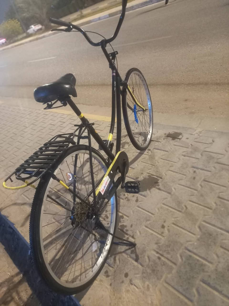 السلام عليكم بايسكل للبيع فول نضافه مرتب حيل لونه حلو مميز سود عله سمنتي حلو يخبل بايسكل نضيف حيل سعره80٠ وبي مجال للشراي خاص مفتوح رقم الهاتف*********** وتساب
