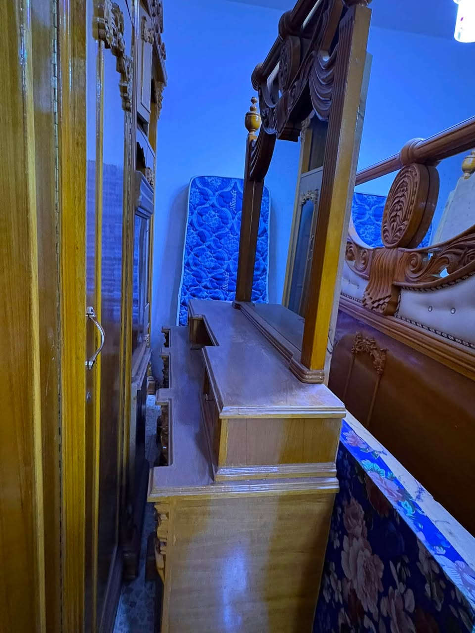 بيع اثاث غرفه اخشاب مناسبه للتواصل ***********
