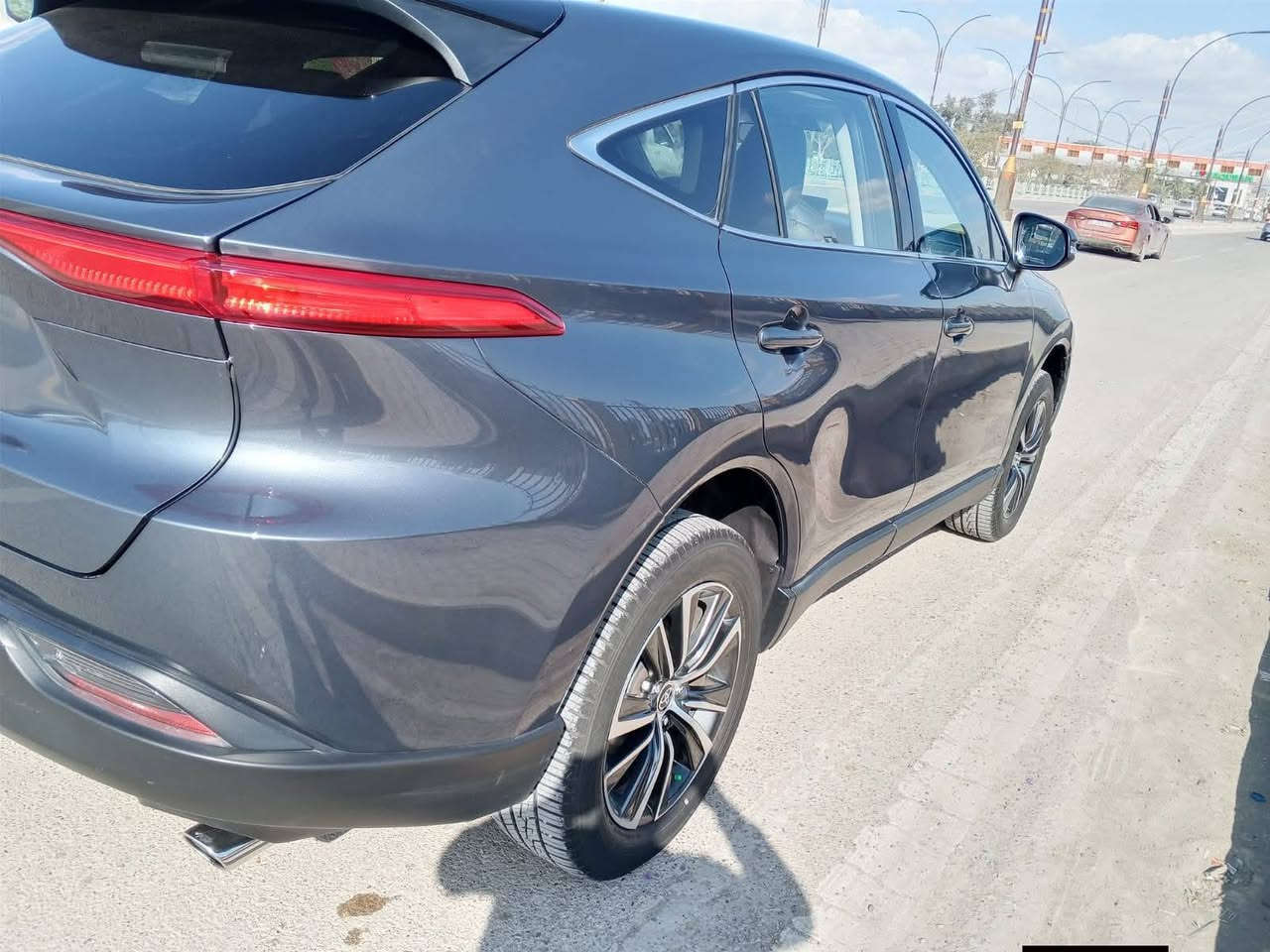 سيارة تويوتا فينزا (LE) موديل 2024،
🚗 للبيع: تويوتا فينزا 2024 LE - فخامة الهايبرد الياباني
​سيارة عصرية تجمع بين أناقة الكروس أوفر وكفاءة استهلاك الوقود المذهلة، بحالة الوكالة (شبه زيرو).
​📊 المواصفات الفنية:
​المحرك: 2.5 لتر، 4 سلندر هجين (Hybrid).
​القوة الإجمالية: 219 حصان.
​نظام الدفع: دفع رباعي مستمر ذكي (AWD).
​ناقل الحركة: أوتوماتيكي (ECVT) لسلاسة تامة في القيادة.
​كفاءة الوقود: اقتصادية جداً (بمعدل يصل إلى 17-20 كم/لتر تقريباً).
​✨ أهم المميزات والإضافات:
​الإضاءة: مصابيح LED أمامية وخلفية بتصميم حاد وعصري.
​التكنولوجيا: شاشة معلومات وترفيه مقاس 8 بوصة تدعم Apple CarPlay و Android Auto لاسلكياً.
​الراحة: مقعد سائق بتحكم كهربائي، تشغيل بصمة (Push Button Start)، ودخول ذكي.
​الأمان (Toyota Safety Sense 2.5): * نظام الرادار لمنع التصادم.
​تنبيه الخروج عن المسار مع المساعدة في التوجيه.
​نظام مراقبة النقاط العمياء (BSM).
​كاميرا خلفية عالية الدقة.
​العجلات: رينجات ألمنيوم قياس 18 إنش بتصميم مميز.
​💰 السعر وحالة السيارة:
​الحالة: [مستعملة نظيفة" ].
​السعر المطلوب:(230) ورقه(قابل للتفاوض البسيط).
​المكان: [ديالى بعقوبه حي المعلمين].
​📞 للتواصل والاستفسار:
(***********)
(***********)
