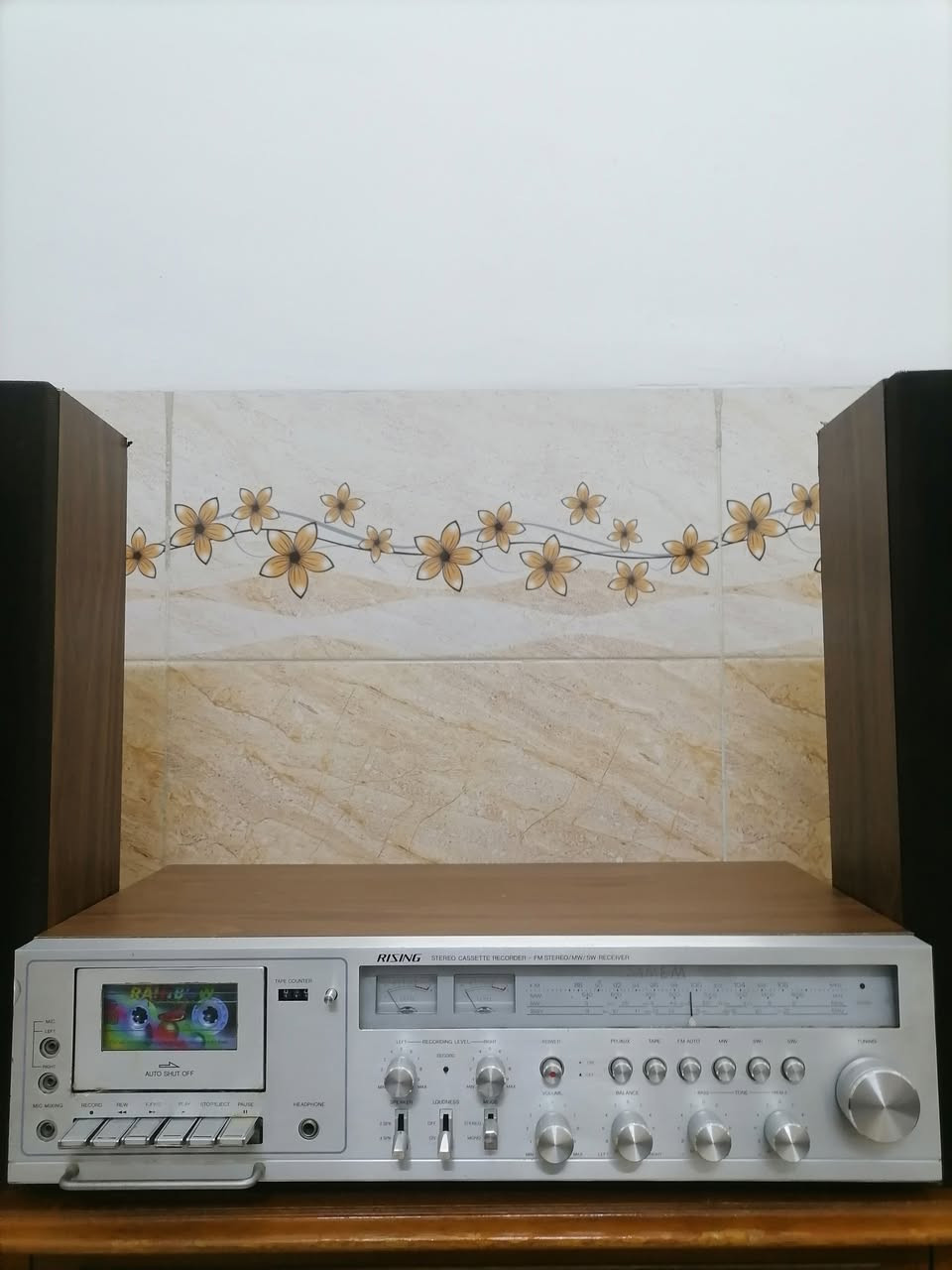 السلام عليكم ورحمة الله وبركاته جبنالكم تحفه فنيه مسجل رايزانك موديل الثمانينات شرط الشغل شرط النظافه كامل ما بي أي نقص او عيب للبيع السعر خاص مكان موصل يوجد توصيل كافه محافظة العراق وهذا رقمي *********** موجود واتساب علا هذا الرقم
