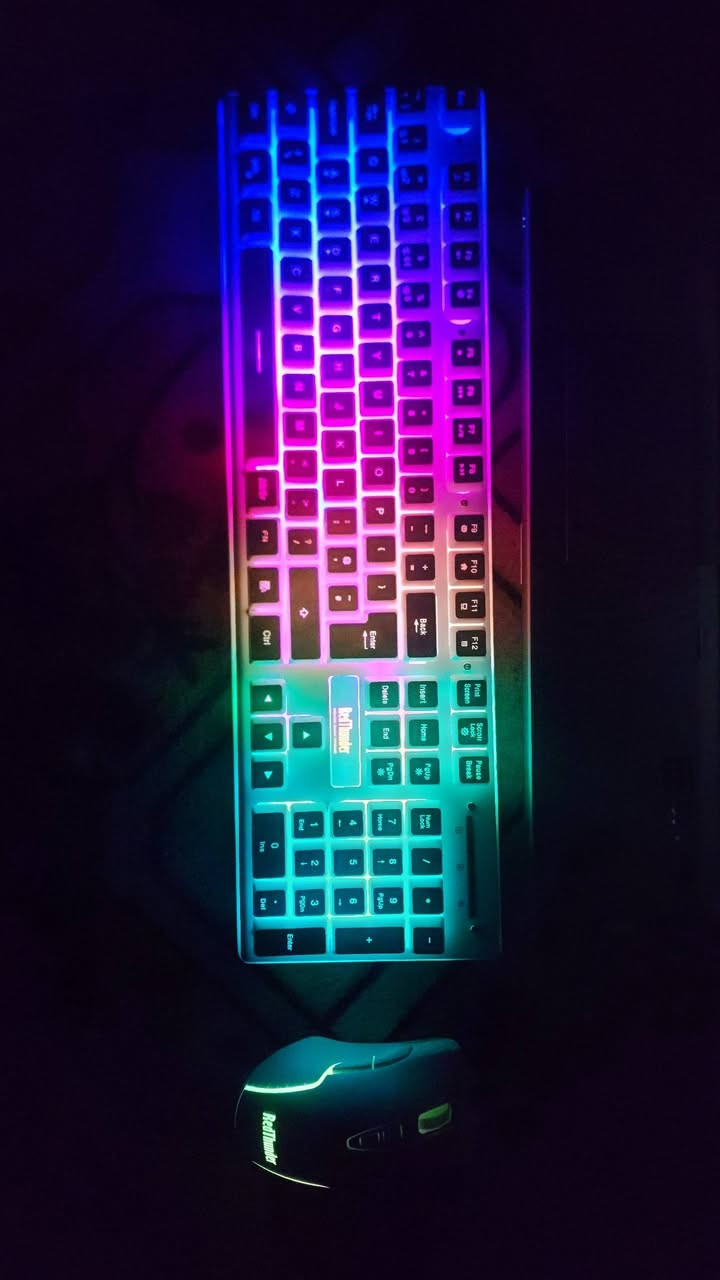 اخوان سعره بالمواقع مذكور بأحدى الصور وماعلينه منه انطوني سعر بيه انتم واعلى سعر ابيع وصوره مدرجه بالمنشور واني بخدمتكم جميعاً.
مجموعة كيبورد وماوس(RedThunder K10) 

1. لوحة المفاتيح (Keyboard):
التصميم: حجم صغير بنسبة 60% (بدون لوحة الأرقام الجانبية)، مما يوفر مساحة أكبر لحركة الماوس.
نوع الاتصال: لاسلكي (Wireless) بتردد 2.4 جيجاهرتز لضمان سرعة الاستجابة.
الإضاءة: إضاءة RGB خلفية تدعم "تأثيرات قوس قزح" (Rainbow) مع إمكانية تعديل السطوع والأنماط.
البطارية: سعة مدمجة ضخمة تصل إلى 3000 مللي أمبير، وهي قابلة لإعادة الشحن عبر كابل USB.
الميزات الإضافية: مزودة بمفاتيح "Function" للتحكم بالوسائط (مثل مستوى الصوت) وتدعم خاصية عدم تعارض المفاتيح (Anti-ghosting).
2. الماوس (Mouse):
الحساسية: تصل إلى 3200 DPI (نقطة في الإنش)، وهي قابلة للتعديل لتناسب سرعة اللعب المطلوبة.
التصميم: تصميم مريح وخفيف الوزن مع إضاءة متناسقة مع الكيبورد.
الاتصال: يعمل لاسلكياً مع نفس جهاز الاستقبال الخاص بالكيبورد (قطعة USB واحدة للاثنين).
3. مواصفات عامة:
اللون: أبيض (White Edition).
المادة: مصنوعة من البلاستيك المتين مع تصميم يحاكي ملمس لوحات المفاتيح الميكانيكية.
التوافق: تعمل مع أجهزة الكمبيوتر (PC)، واللابتوب، وتدعم أنظمة Windows و Mac.


**إذا كنت صاحب هذا الإعلان وتريد حذفه لأي سبب، رجاءا أرسل رسالة إلى الدعم الفني**