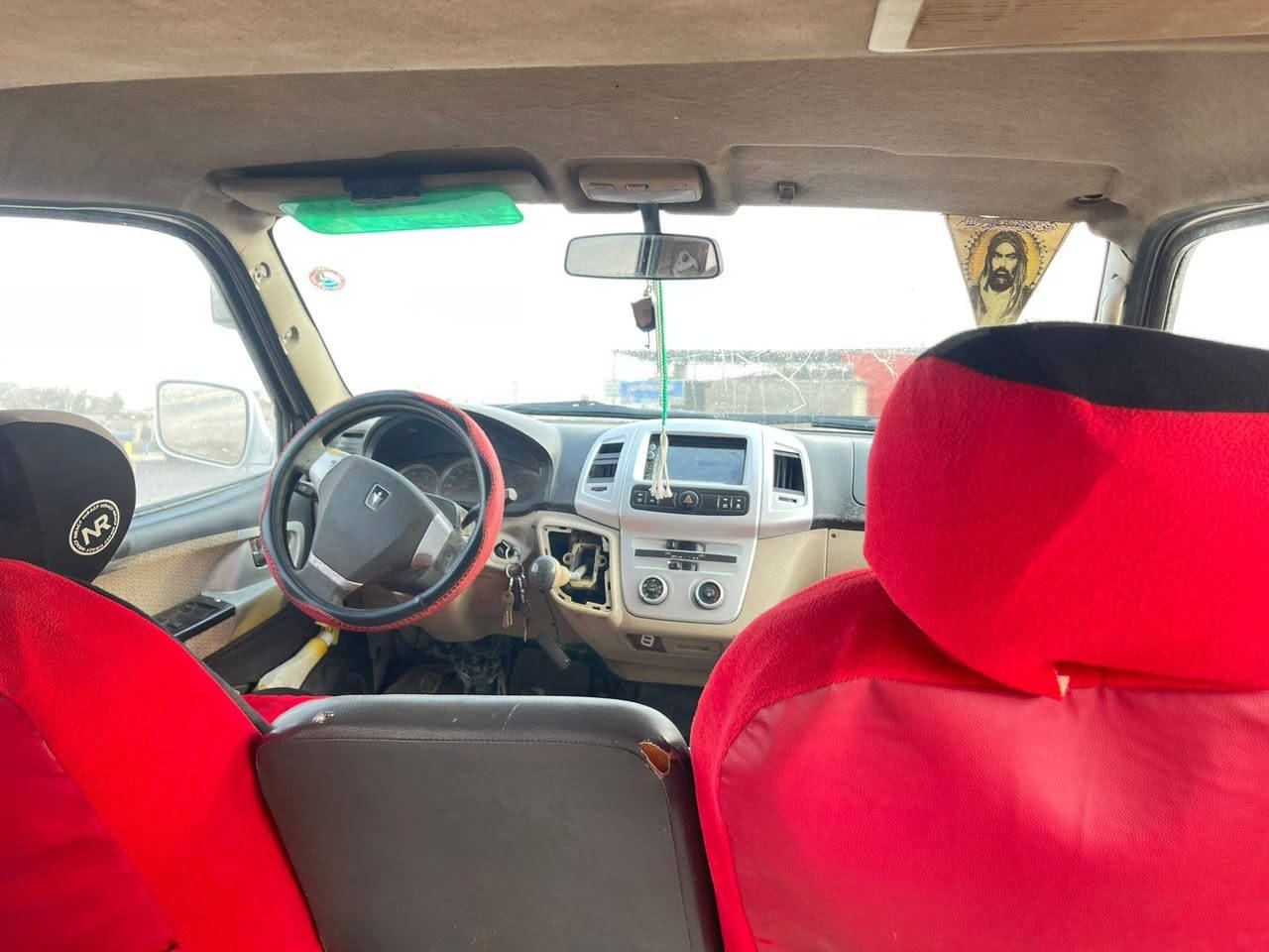 جنبي موصليه موديل 14 سنويه عضم عاج سياره جاهزه على اخر حبايه ومكفوله من الصبغ والمعجون مكينه ونجي سته مجاول وگير عادي حداديه وتخم تاير كله جديد مكان السياره البصره بالمدينه مستعجل على البيع اتصل وتدلل  ***********
