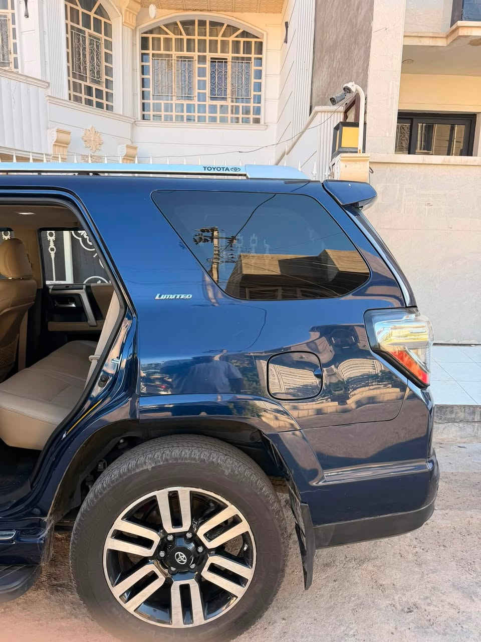 السلام عليكم
تويوتا فورنر  لمتد للبيع 
                                                        model: 2021 
                                69000km   :mileage /ممشى

  مواصفات السياره 
🔴محرك السياره v6 4000cc
🔴السياره دفع خلفي 
🔴تبريد وتدفئه بلكشنات
🔴 كراسي جلد باللون البيجي 
🔴فتحة بالسقف
🔴كرسي الامامي للراكب والسائق(3 وضعيات) كهربائي
🔴رادار امامي
🔴تحديد المسار 
🔴مانع الاصطدام 
🔴حساسات أماميه وخلفيه
🔴كاميرا خلفيه 
🔴إناره ترحيبيه (عند الاقتراب جنب السياره)
🔴بصمه على الابواب 
🔴فتح وغلق الزجاج الخلفي من خلف السياره 
🔴كار بلي واندرويد اوتو 
🔴اناره بروجكتر وإناره السياره بالكامل led 
⚠️ الاجزاء المصبوغه البنيد وحافة الاماميه لل جاملغ بدون دواخل وباب الصندوق فقط. كلير
 
❤️للتواصل والاستفسار الاتصال على الرقم الآتي   :*********** 
🔴السعر  310 وبي مجال
