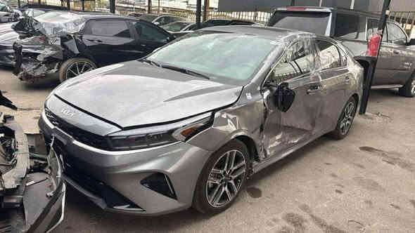 سلام عليكم 
كيا فورتي 2023 أمريكي كندي ماشيه 36ميل
حادث خفيف بدون دواخل موضح بالصور تبديل جاملغ وباب نفس لون اصلي 
مكينة 2000 دوش 
مواصفات لد امامي خلفي  تبريد قطعتين  تدفئه شكنات وستيرين 
رادار  نقاط عمياء  اشاير مري
رقم بغداد بإسمي
سعر 165وبيها مجال بسيط 
مكاني بغداد الحبيبيه 
***********
