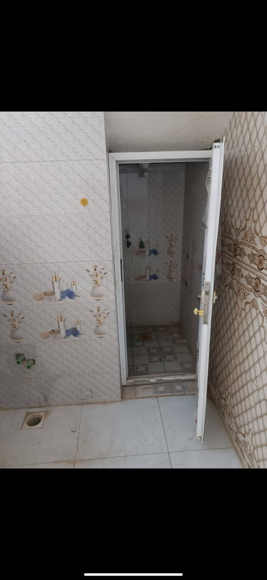 بيت للايجار ورديه خارج خلف مستشفى الكفيل مقابل مدرسه الشهيد احمد العبيدي يتكون من هول واستقبال مفتوح على الهول ومطبخ صغير 2 ونص في 3 وغرفتين نوم وحده جوه ووحده فوك الفوك مو كامله وصحيات داخليه وخارجيهه
ايجاره 250 وبيه مجال 
0778 075 4398
