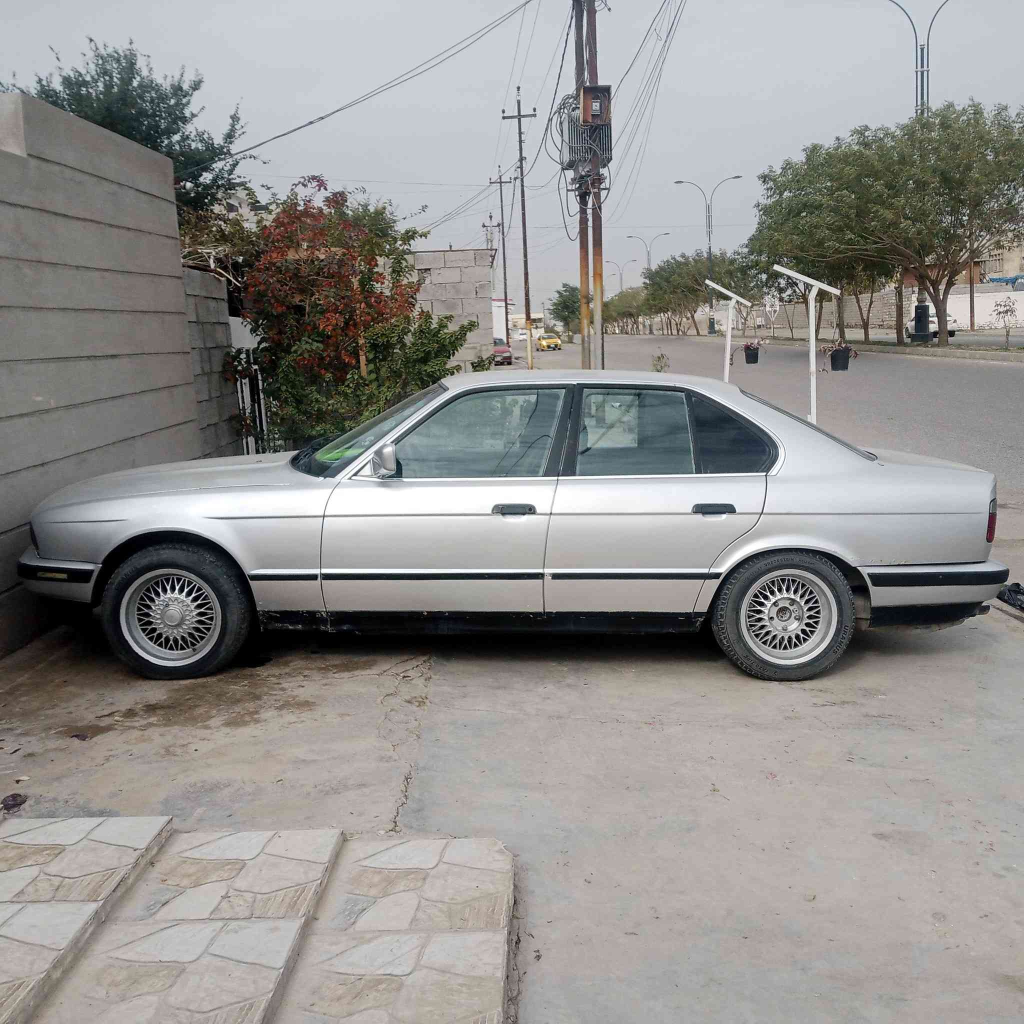 السلام عليكم
موديل 1991 رقم كركوك انكليزي كير ومحرك  محور  بطه السياره بدون اي ظربه باسمي سنويه جديده سعرها 40 ورقه مكاني كركوك رقم الهاتف ***********
