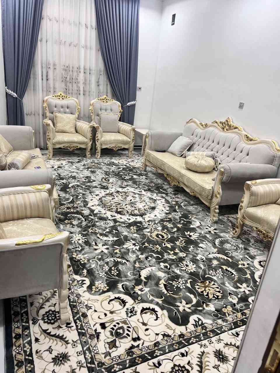 السلام عليكم بيت للبيع مساحه 150 م
جبهت البيت 7ونص 
نزال 20 م 
البيت طابقين يتكون من 
استقبال +مطبخ +صاله +غرفه نوم واحده في الطابق الارضي 
الطابق الثاني يتكون من غرفتين نوم +صاله +حمام 
السطح شتايكر 
البيت بناء طابوق رباط بتلو عمل ممتاز 
ابيع البيت مع الاثاث كافه 
للمعرف السعر الاتصال او المرسله واتساب ***********
موقع البيت 🏠 المدائن التصنيع خلف البيطرى
