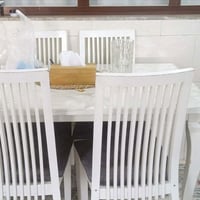 طاولة سفرة • نظيفة • قابلة تفاوض