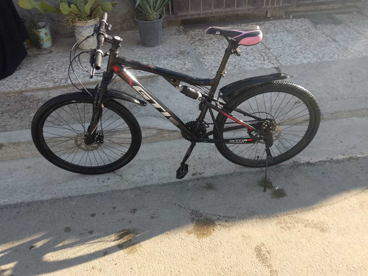 سلام عليكم بايسكل جبلي حجم28امريكي جيتي المنيوم 7كير نضيف وكامل سعر 80مكاني حي  الجهاد بغداد ***********مستعجل علبيع
