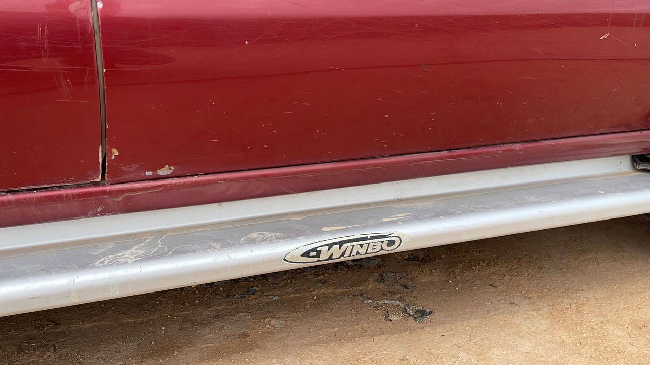 مكلف بلنشر بافندر ١٩٩٦ رقم بغداد الجديد بأسمنا تحول ثاني يوم مشروع وطني 
محرك ٣٣٠٠ جديد 
كير ممتاز 
الكشر يحتاج تعمير في بعض الاماكن .
السعر ٤٢ وبي مجال 
***********
