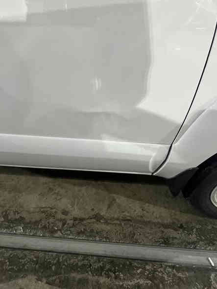 سلام عليكم للبيع سيارة هونداي توكسان موديل 2009 خليجي ابيض  سيارة رقم دولي جديد سنوية جديدة السيارة جاهزة بدون  قطرة صبغ فقط دعامية اماميه وبيها رصعه بالباب اليمنى ماشيه ٢٠٠  الف   اي استفسار اتصل وتدلل سعر السيارة ١٣٥$   ورقة الموقع معارض البياع للاستفسار التصال ***********
