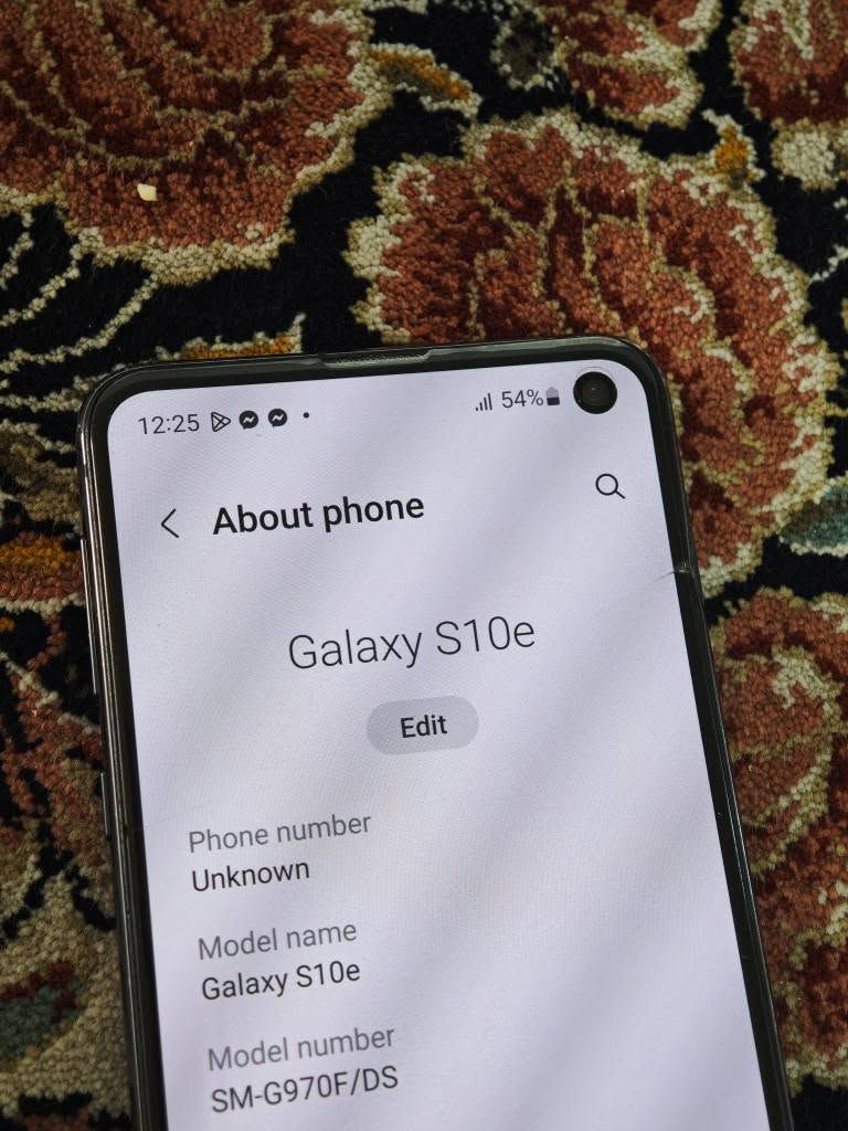 galaxy s10e
نرخی ٥٠ دۆلار
عەیبەکانی
پشتی شکاوە 
جامەکەشی یەک درزی زۆر باریکی هەیە 
سیم کارتی جۆکەر نەکراوە
خۆی دو سیمە گەر جۆکەر کرێ
بۆ پۆبجی و منال و ئیشی رۆژانە بە وایفای زۆر بەقوەتە
پۆبجی 60 fps 
camera 4k 60
زەمانی بێ عەیبی بۆ ئیش 
شەحنیشی زۆر باشە 
ناونیشان هەولێر 
گەیاندن هەیە 
*********** أربيل, العراق
