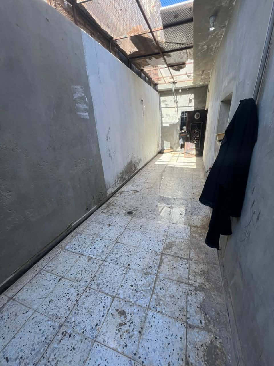 🏡 منزل للبيع 🏡

📍 الموقع: خلف صندوق الضمان طريق البرانيه📌

📐 مساحة الحوش: 20 × 20 متر

🔹 3 غرف.
🔹 صالة كبيرة.
🔹 مطبخ.
🔹 مربوعة.
🔹 2 حمام.
🔹 سور كبير يحيط بالحوش.

✅ موقع مناسب للسكن وقريب من الخدمات.

📞 للاستفسار ومعرفة السعر والتفاصيل، يرجى التواصل على الخاص 

السعر215🔥.


**إذا كنت صاحب هذا الإعلان وتريد حذفه لأي سبب، رجاءا أرسل رسالة إلى الدعم الفني**
