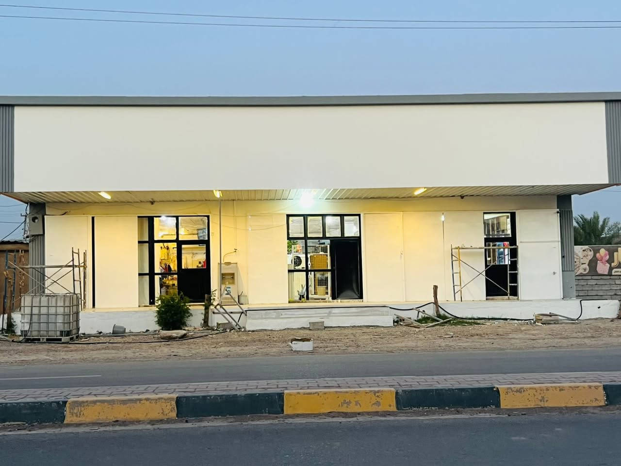 ما بعد السلام
لسنا الوحيدين لاكننا الأفضل
يوجد كادر لعمل انواع الزجاج الحراري عمل بدقة وثقة عالية
جام حراري 🔟ملم  8️⃣ ملم 6️⃣ 6ملم
شغل الي كابون بوردكس فلين تركي فرون تك دبل جام جلسات عربية 
أبواب شبابيك المن يوم قرميد سندويج بنل وسقايف الكي سبان

ب إدارةعلاوي ألنوابت
رقم الهاتف (***********)
