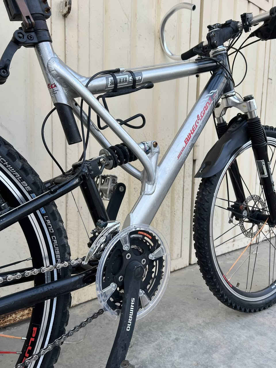 پاسکیل امریکی
حجم٢٦ 
جسم المنیوم 
برک دیسکDeore shimano 
ویل استیرە  Puls
اۆتۆماتیکی دوای shimano Deore xT
8 نمرەی دوا shimano 
3نمرەی پیشەوەshimano IG
 تایەکانی لەجۆری Schwalde 
بەتیقەی FOPGED ALUMINIUM
دەبلی پیشەوەی RST المنیوم 
 دبل دوا امریکی ١٠٥ 
سعر ١٩٠ هەزارە 
لە  قەزای ڕزگارین 
گەیاندن هەیە 
***********
