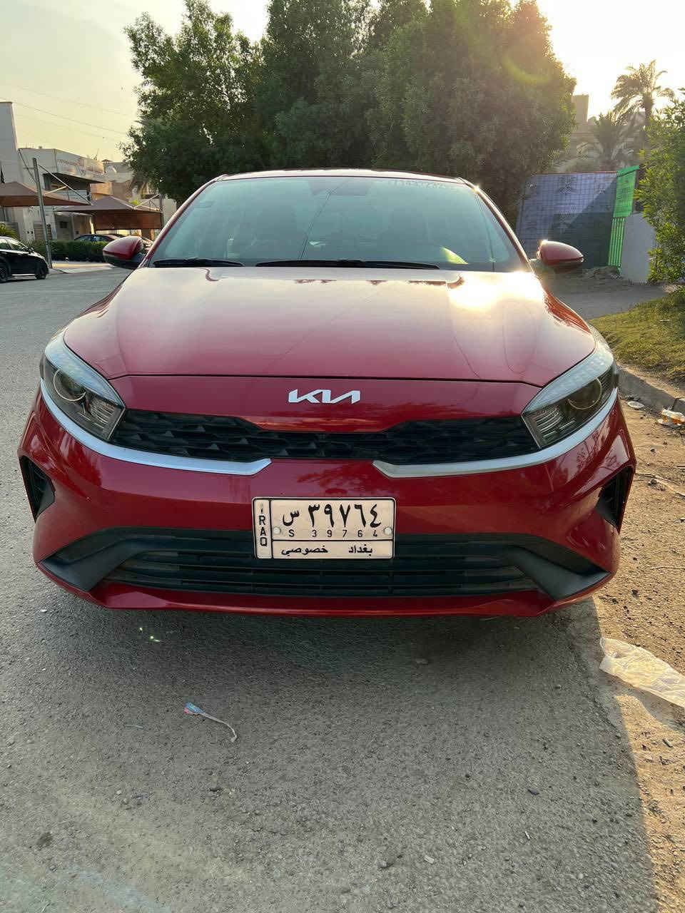 السلام عليكم شباب 
كيا فورتي 2022 لون احمر بغداد حرة باسمي محرك 2000 
السيارة جديدة حادثها بسيط باب خلفي و موضح بالصور ايرباك سليم 

مواصفات نص 
ماشيه 40 الف فقط و مناقصها ايشي 
مكانها بغداد زيونة رايدها ب 155 و بيها مجال بسيط للشراي و اعتذر من المراوس 
التواصل حصرا على الرقم 
***********
