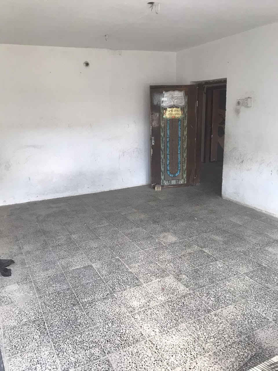 بيت للإيجار طابق ثاني مساحه 150 م2 تحتوي غرفتين وصالة وحولي مع الخدمات ، العنوان ابو دشير فرع حلويات سموري اول فرع على اليمين خلف سموري إيجاره 350 للتواصل موبايل *********** واتس أب ..
