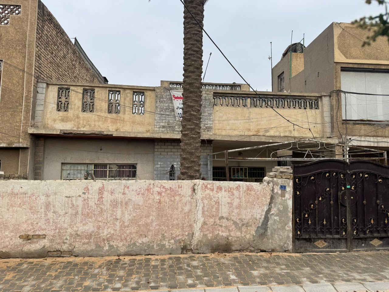 يعلن مكتب ركن الباديه للالعقارات عن بيع دار مساحه 150 متر واجه 10متر الموقع بغداد الجديده شارع المسبح قرب معهد المعلمات الاستفسار الاتصال على الرقم واتساب *********** مكتب ركن الباديه للالعقارات
