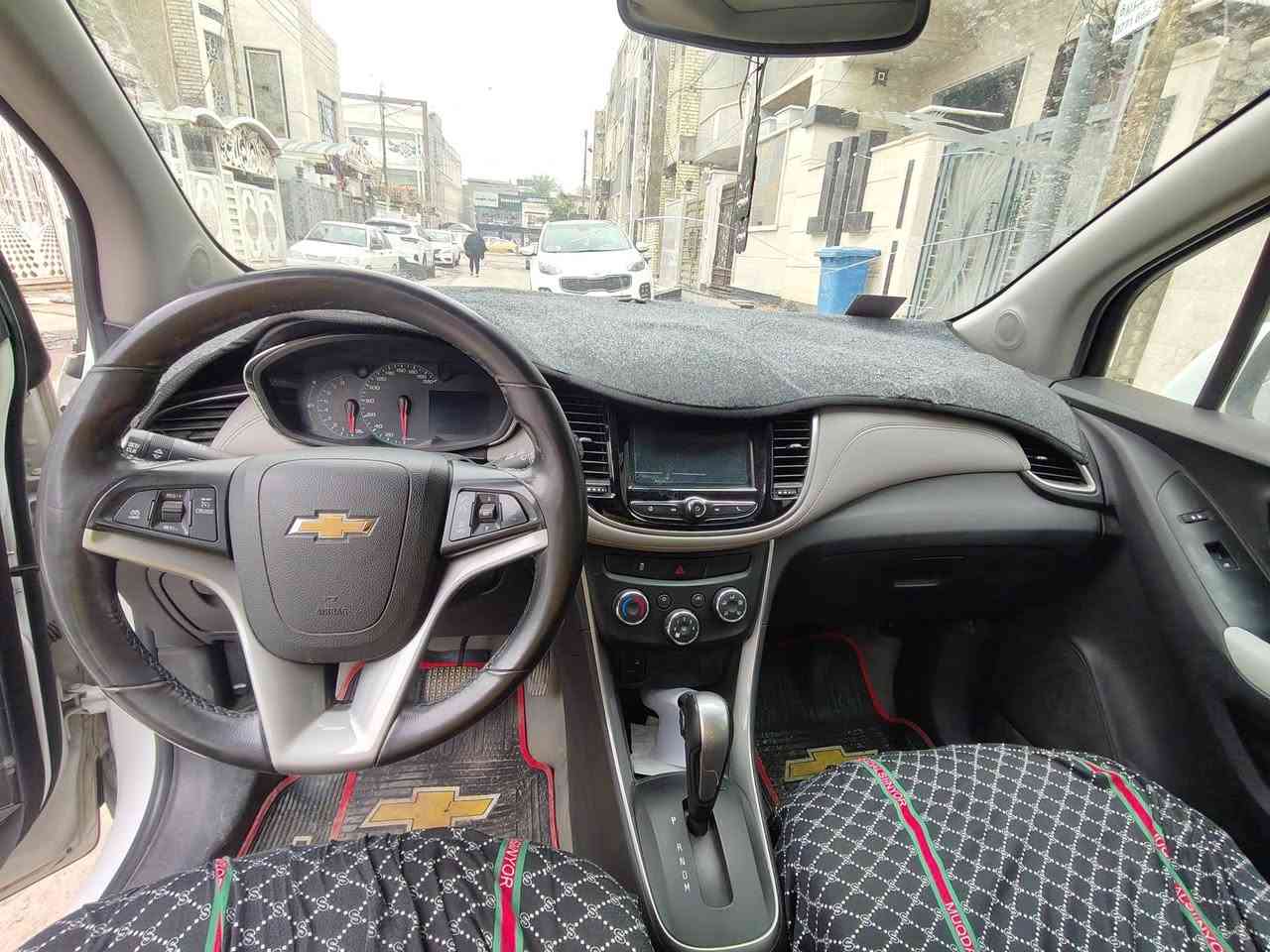 السلام عليكم 
شوفرليت تراكس موديل 2018 
رقم بغداد بااسمي 
وكالة المنصور فووووول مواصفات بريميره 
ماشية 50 الف كيلو فقط 
بيها ضرر بسيط بحافة الباب وحافة الجاملغ وصلحتهن ومكتوب السونار وهاي مواصفاتها 
بصمة 
فتحه 
كامره 
رادار 
تشغيل عن بعد 
دبل بصمة 
مكانها بغداد حي البنوك 
للاستفسار اتصل 
***********
