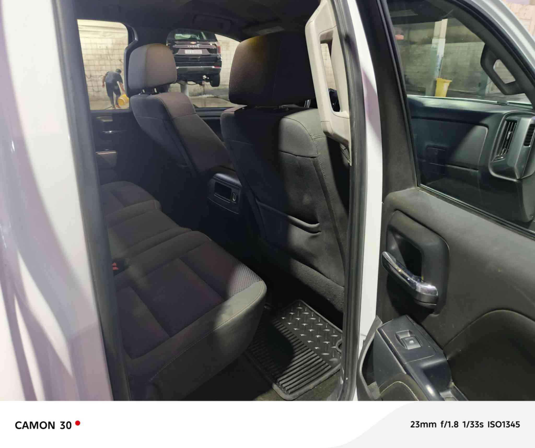 السلام عليكم سلفرادو موديل 2016 فول من عدا الفتحه سياره جديده وكشنات كهرباء تدفئه تبريد مكينتها 8 سلندر كيرها
٦ نمر رقمها سليمانيه رقمها جديد
سعره ١٨٠  وبيه مجال 
العنوان الشعب الاستفسار الاتصال على 
الرقم ‏‪***********‬‏
