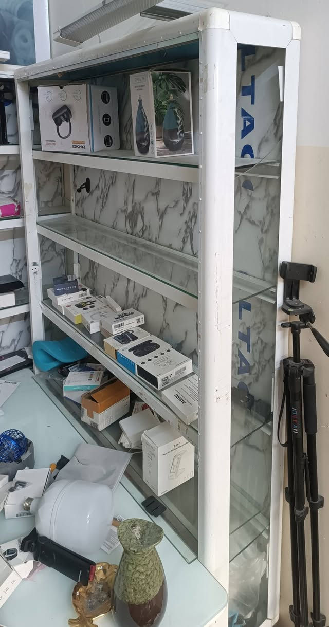 رفوف المنيوم وجام مثل ما بالصوره للبيع الاتصال *********** واتساب
