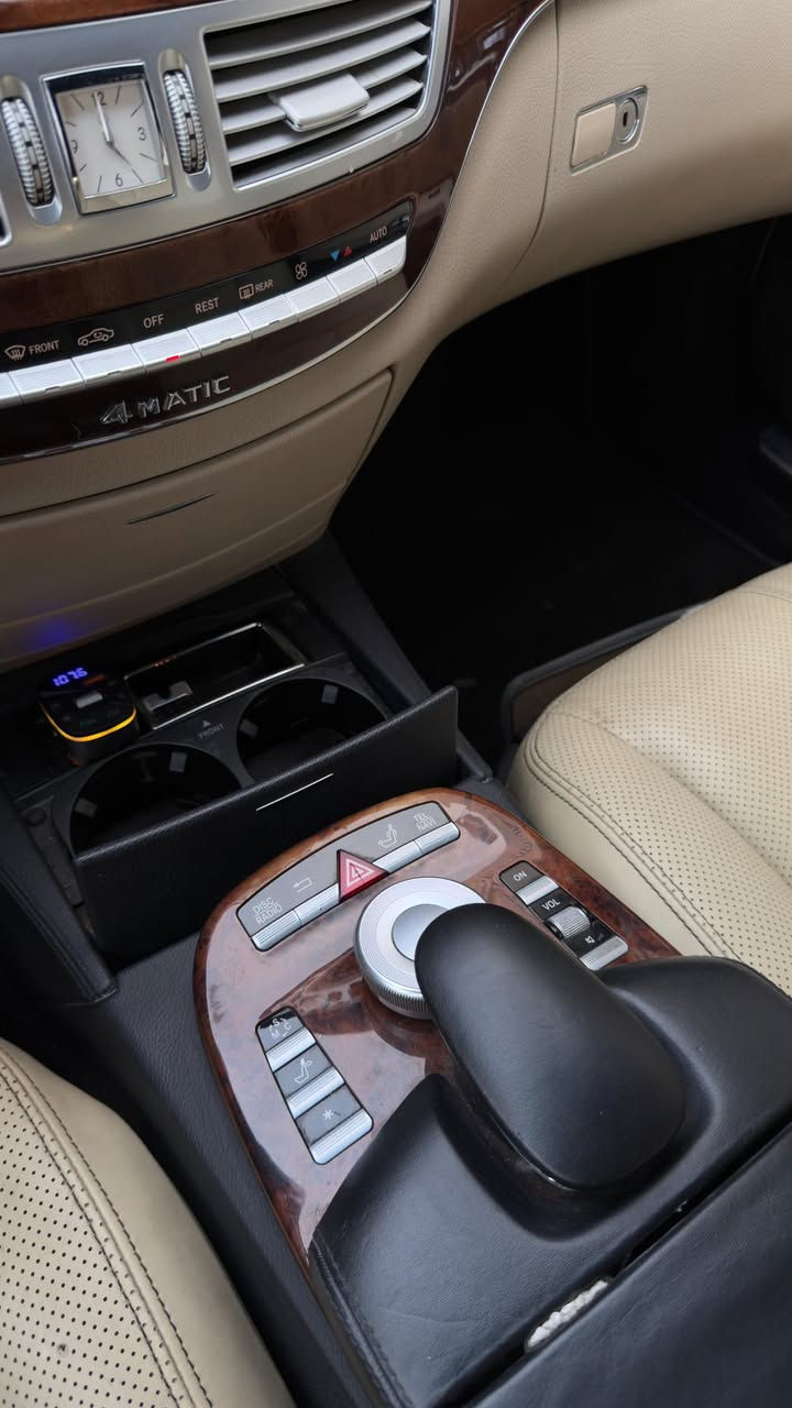 موديل ٢٠٠٩ فول للاخير
باب طويل داخل اوف وايد واسود
كفاله من الكص متومه طبق الأصل وارقام اصليه وسنويه 
كت كامل AMG 
كزوز AMG
فجوج برمبو
لايت دخاني
ويل AMG
بيبان شفط
تبريد ثلج
بلوتوث
تنته
تخم تاير جديد
محرك 5000 المرغوب
وكلشي بيها شغال وجاهز مال جني
السعر ٨٠ ورقه وبيها مجال
رقمي ***********
