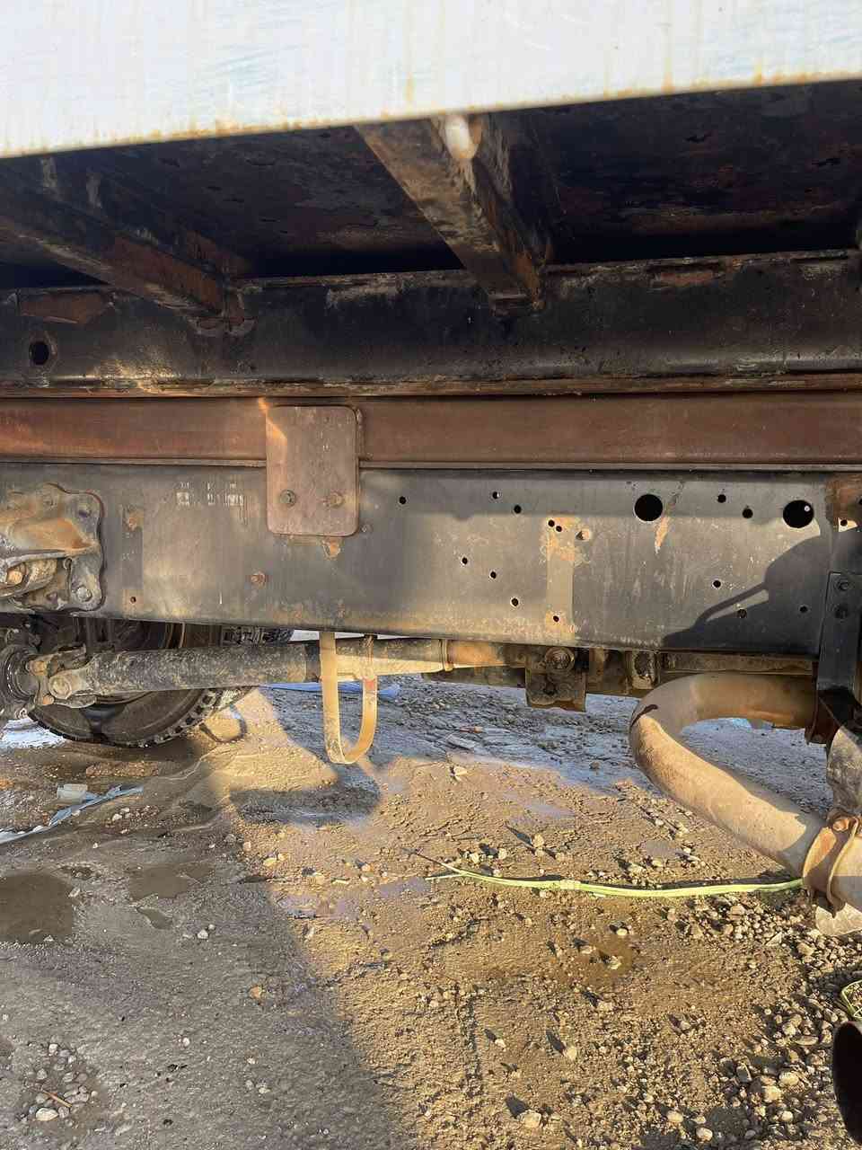 السلام عليكم هينو فحل سطحى كرين  لبيع سياره حماله معدات تاير 22.5دوستين  ***********
