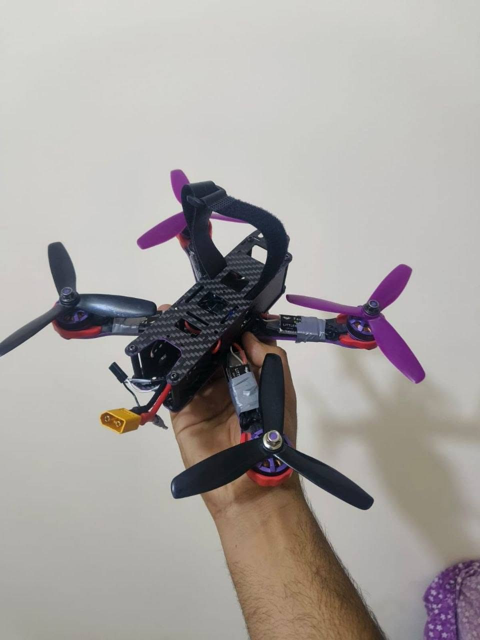 (درون FPV جاهز )
مشروع جاهز للطلاب..تم استعمالها للطيران لمدة  3دقائق فقط للعرض في مهرجان الطائرات في بغداد ...متوفر فيها كاميرا +VTX غير مربوطات الى الان جاهزه للطيران مباشرة

الهيكل كاربون فايبر

المحركات برشلس(2205_2300kv)

متحكمات السرعة من نوع Favourite LittleBee 30A-S

البطاريةLiPo(4200mAh 3S 11.1V  35C )

العقل كما موضح بالصوره

النقص فقط(رسيفر+ريموت تحكم)

السعر 320مع التوصيل


**إذا كنت صاحب هذا الإعلان وتريد حذفه لأي سبب، رجاءا أرسل رسالة إلى الدعم الفني**