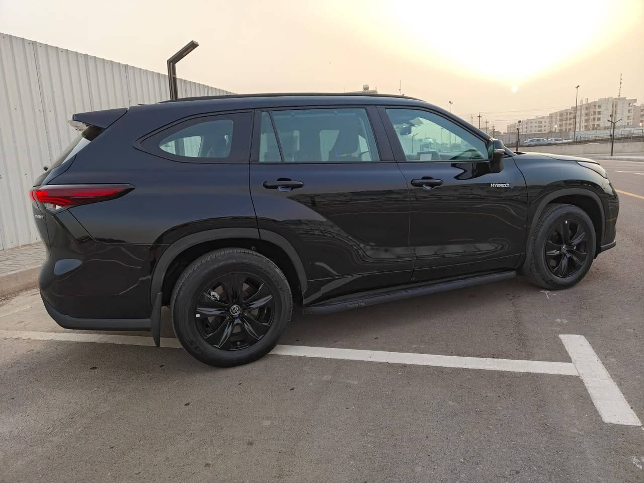 تحيه طيبه 
هايلندر 2024 
هايبرد خليجي ساز 
ضمان ساري المفعول 
رقم بغداد 
فئه البلاك اديشن 
مكفوله من جميع النواحي 
وعليه تغليف بي بي  اف p.p.f درجه اولى 
ماشيه 24 الف كم فقط 
المواصفات 
- بصمه
- سبعه راكب 
- تبريد مركزي 
- فتحه 
- شاحن لاسلكي
- دفع رباعي AWD 
- نظام ايفي مود 
- تعلاكه ملابس مزوده بشاحن لاسلكي  وشاحن وايلس خلفي مطعمه باناره جي بي ار 
- جلد مطعم 
- شاشه كامرا 
- حساسات محيطيه 
- رادار امامي 
الخ من المواصفات الستاندر 
السياره بيه  سيرفس كامل قبل ايام 
فلاتر وشوت  تبريد وبطاريه ومحرك 
وتغير زيت المحرك 
كله بالشركه 
السعر 33500 $
للاتصال ***********
