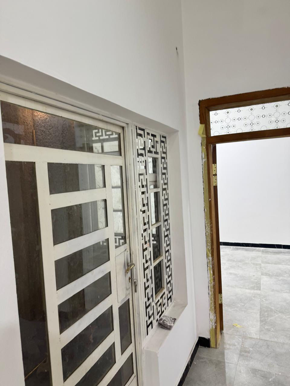 دار للبيع حي الشهداء البلوك الاول خلف الشارع العام فرع 12 متر منطقة هادئه مساحة 156وربع  طابو صرف بناء 2022 كراج +صحيات خارجية+استقبال +مطبخ+صالة+غرفة نوم+غرفة اطفال+صحيات داخليه الطابق الثاني صاله + الباقي كله صاعد للسقف بس ينسقف مسوي سندويج حالياً 

السعر المطلوب 140 مليون وبي مجال بسيط 

***********
