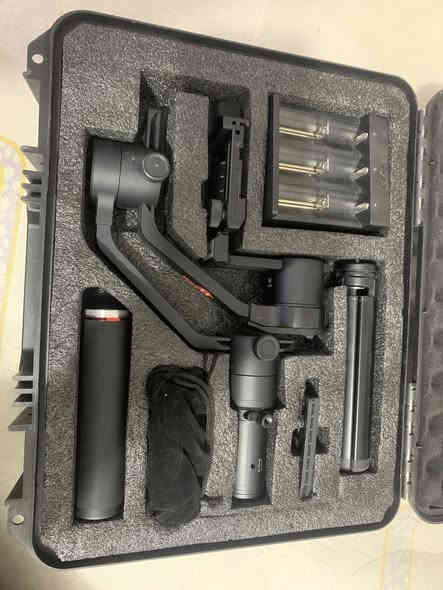 سلام عليكم البيع 
1-كامره نيكون 7200 وعدسه 70-105 رايده ب550الف كامل ملحقاته
2-رولن  يحمل وزن 3كيلوات رايده 175الف  
3-حاسبه نضيفه جدن كما موضح بلصور والفيديو ب90الف  العنوان واسط كوت ..التصال *********** الستفسار اكثر راسلني
