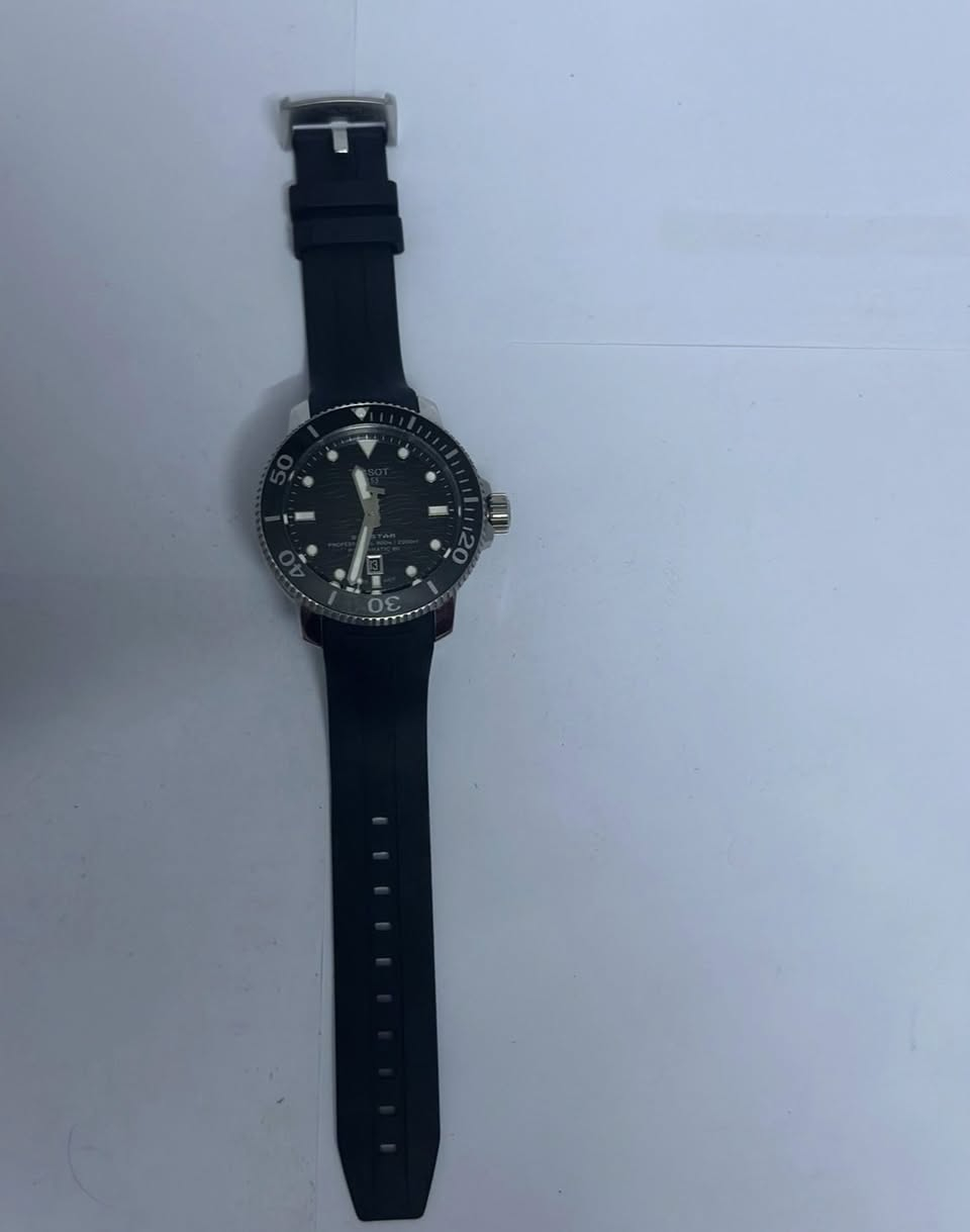 ساعه tissot للبيع
الاسم : Tissot Seastar Professional 2000
اللون : اسود 
ابعاد الساعه : حجم الساعه 46mm ,عرض السير 22mm , سمك الساعه 16,25 mm ، طول السير 194mm 
الليه التشغيل : اوتوماتك 
نوع السير : مطاط 
مقاومه للماء حتى عمق 600m متر 
مقاومه للضغط تصل ل 60 bar
الساعه كامله الملحقات بدون نقص 
الساعه جديده فقط مفتوحه من الكارتون و بدون ملسقات و تغليف
السعر : 850 الف مع مجال بسيط للعمله 
تفاصيل اكثر موضحه كامله بالصور 
للتواصل او الاتصال على الواتس اب 
***********
و شكراً
