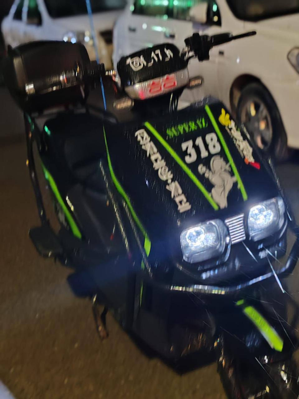 ماطور شحن جديد بالكارتون مستعمل شهر بي وصل شراء من الشركة وبي ستة باتريات 318رقم هاتف***********
