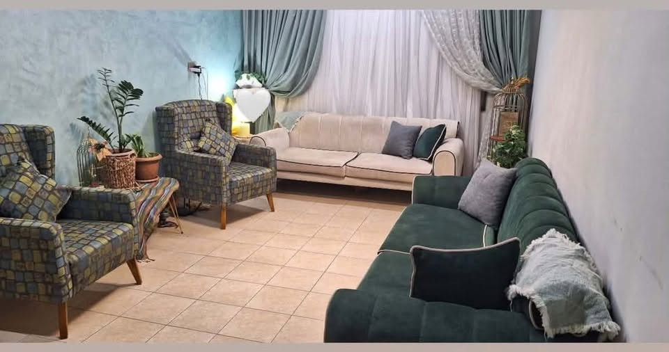 تخم قنفات مستخدم نظيف للبيع ٨ مقاعد من انتاج شركة البرونز بي ضرر بسيط موضح بالصورة فطر بسيط في الخشبة الداخلية غير موثر على الاستخدام 
السعر ٢٢٠ الف بي مجال للمشتري ‼️‼️
الاستفسار على الواتساب 
***********
