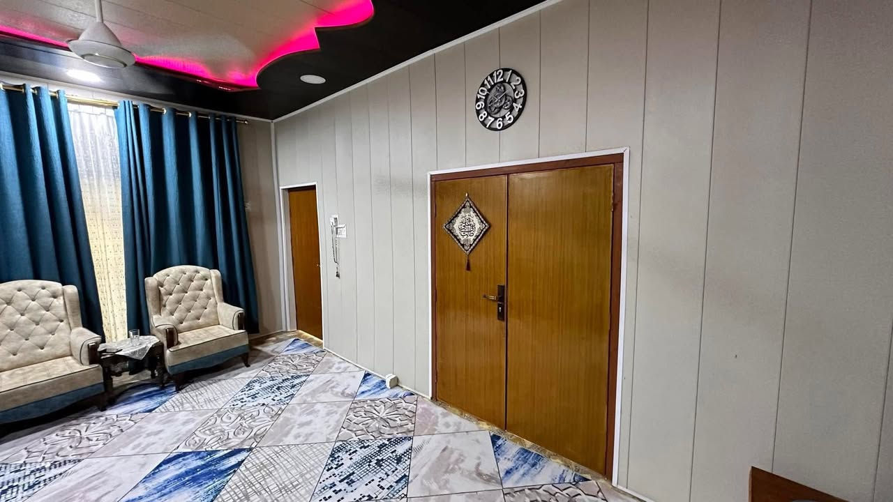 بيت طابقين ركن على 3 شوارع طابو صرف مساحه 230م وجه البيت للشارع العام على ساحه قرب المحكمه الجديده مقابل خنيطله قرب دائرة الكهرباء الجديده 
يحتوي على محل 

بناء طابوك قديم كونكريت 
يتكون من استقبال وهول  وغرفتين  ومطبخ وصالة ومجمع صحيات داخلي وخارجي وساحه كبيره 
الطابق الثاني يتكون من غرفه وصاله ومطبخ ومجمع صحيات 

المنطقه مشموله بالشغل الجديد 
السعر 125 وبي مجال قليل 
واتساب *********** علاء بدر
