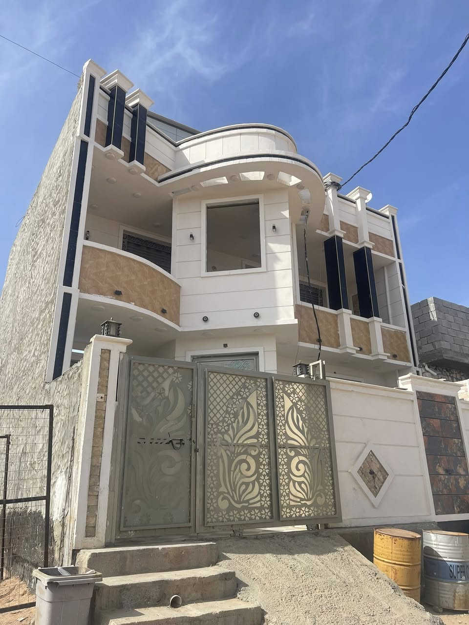 بيت  للبيع قرب مجمع اليرموك ٢٠٠م
بيت طابقين ٢٠٠متر ال٦كيلو مجاور مجمع الهندسي او اليرموك سنه البناء٢٠٢٥ الطابق الاول غرفتين وصاله وستقبال ومطبخ صحيات خارج وداخل 
الطابق الثاني غرفتين وصاله وصحيات 
السعر ١٢٥وبي مجال 
مكتب كريم العبيدي 
***********
