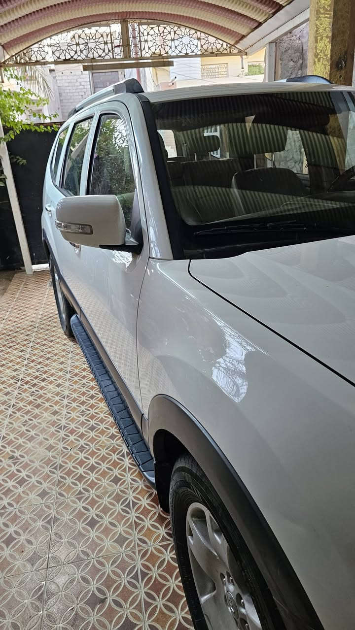 كيا موهافي 2014
المواصفات الفنية للسيارة: عداد 150.000km

*   **المحرك:** V6 سعة 3800 سي سي.

*   **الميزات الخارجية:**

    *   رشاشات ماء للمصابيح الأمامية.

    *   مصابيح زينون.

    *   مرآة خلفية ذاتية التعتيم.

*   **الميزات الداخلية:**

    *   مقاعد أمامية كهربائية ومدفأة.

    *   صندوق أمتعة كهربائي (شفط).

    *   كاميرا خلفية.

    *   وظيفة تخزين وضعيات المقاعد.

    *   نظام دفع رباعي (4x4) بثلاثة أوضاع (ثقيل، خفيف، أوتوماتيكي).

    *   نظام تكييف هواء ثلاثي المناطق مع تبريد ممتاز.

    *   ثلاجة داخلية.

    *   سبعة مقاعد.

    *   نظام تشغيل بصمة مع بصمتين.

**حالة السيارة:**

السيارة استعمال شخصي ومحدود. خالية من أي رش أو حوادث باستثناء استبدال صندوق الأمتعة بقطعة أصلية من الوكالة. السيارة بحالة ممتازة وجاهزة للاستخدام، مع ضمان على ناقل الحركة والمحرك. تتميز بقوة وأداء عاليين، وتعمل بوقود البنزين العادي حتى مع تشغيل التكييف دون أي تأثير على الأداء. تم تجهيزها بإطارات جديدة، وفحمات ومكابح جديدة.

**معلومات إضافية:**

السيارة مسجلة في ديالى وباسمي، ويمكن نقل الملكية في اليوم التالي للشراء.
السعر 158$
الموقع: بعقوبة.

للتواصل: ***********، ***********.
