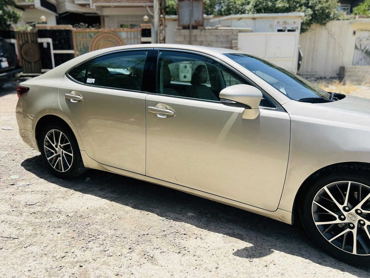 يالله السلام عليكم لكزز es350 فول فول مواصفات 
حادثها خشم جاملغ والبنيد بدون دواخل بدون ايرباك صور الحادث بل منشور السياره جديده بمعنه الكلمه سياره بيها 
مواصافات 
رادارات 
كشنات تدفئه تبريد 
خزن ميموري
ستيرن كهرباء مع حفض وضع القياده 
بيها هواي مواصفات السياره سعرها مناسب كلش 155 وبيها مجال للاتصال 
***********
مكان ديالى
