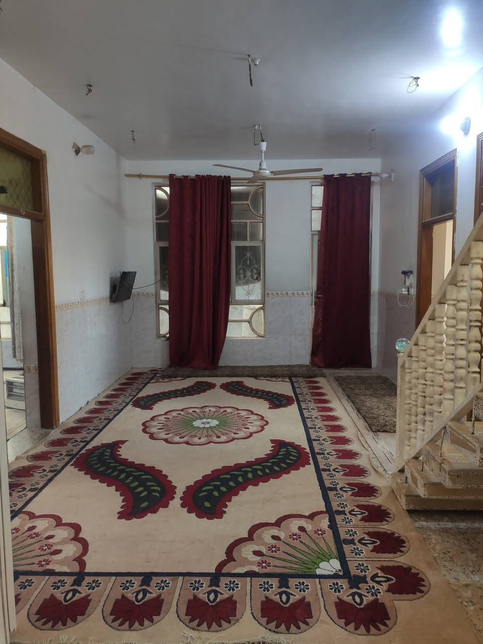 بيت طابو صرف للبيع العنوان حي العسكري الشارع العريض قرب محلات تقي يتكون من غرفتين واستقبال ومطبخ وصاله 
مساحته ٢٠٠متر
بي مجال بسيط للشراي 
***********
