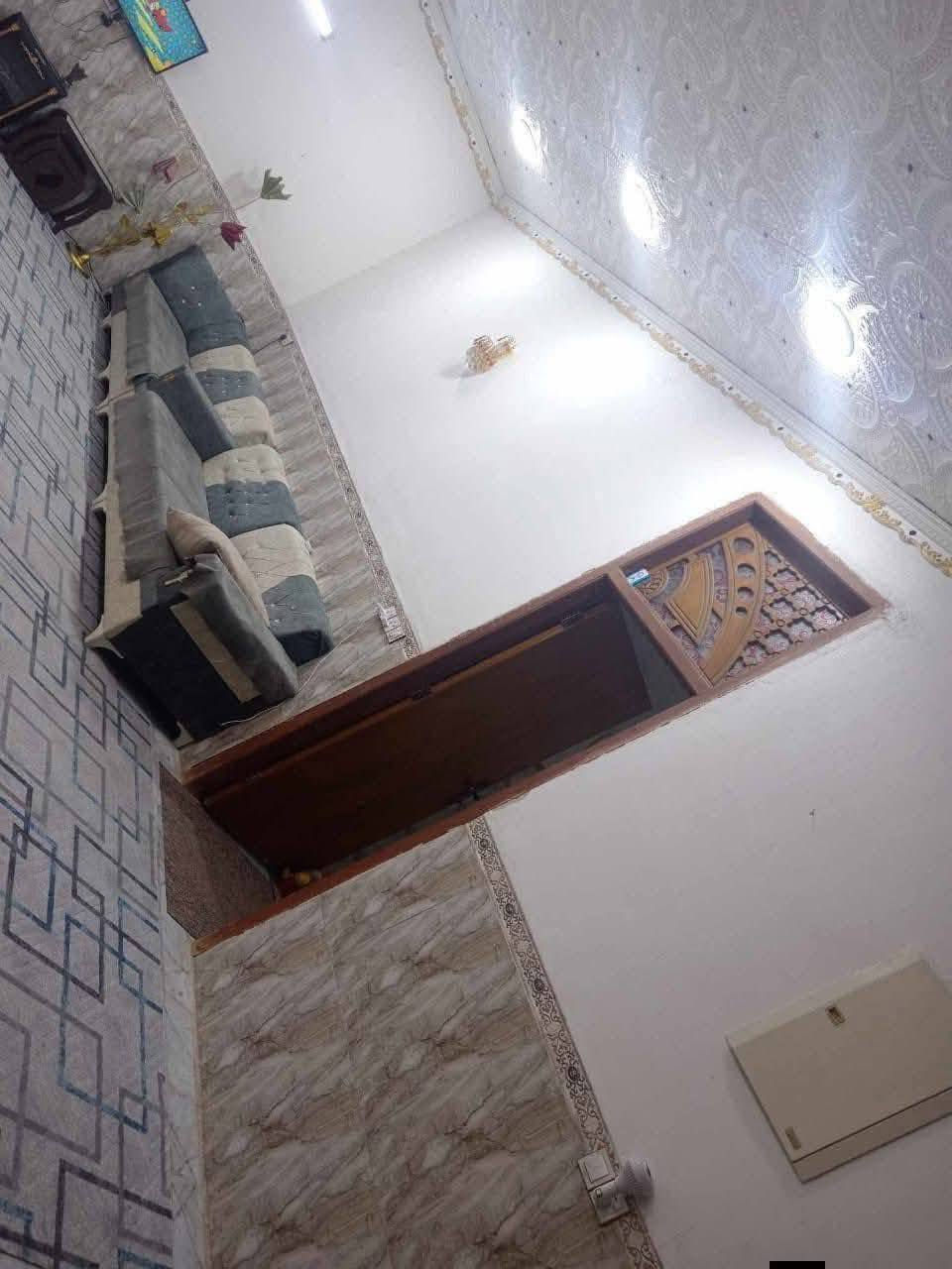 السلام عليكم..
دار للبيع .مكان مميز جدا 
النوع // طابو زراعي سند 25 
المساحة // 285م
الواجهه //13/5م
البناء // طابوق جمهوري 
السقف صب كونكريت بإشراف وتنفيذ مهندس مدني 
التفاصيل : طابقين
الطابق الاول يتكون من
غرفة عدد 2  6*4الثانيه 6*8
استقبال 9*4
صالة 10*4
مطبخ 6*4
صحيات داخلية .
صحيات خارجية .
ممر ات خلفي طارمه
الطابق الثاني 
غرفة نوم عدد 2
6*4+8*4
السطح اشتايكر كامل
السعر //١٣٠ وبيه مجال
الموقع ** بابل المدحتيه ربيانه مقابيل دار وعد الكصاب عبر ربيانه
 شارع صب مجاري خارجيه
بناء حديث درجه اولى 
عرض الشارع ٧متر
للاستفسار اكثر يرجى زيارة مكتب دلالية وائل الهندي الواقع شارع الستين قرب سلوان ابو الكاشي مقابل فرع علي قماره
 او الاتصال على الرقم ***********وائل الهندي
***********ابو علي
للإعلان والترويج عن عقاراتكم يرجى مراسلة الصفح
