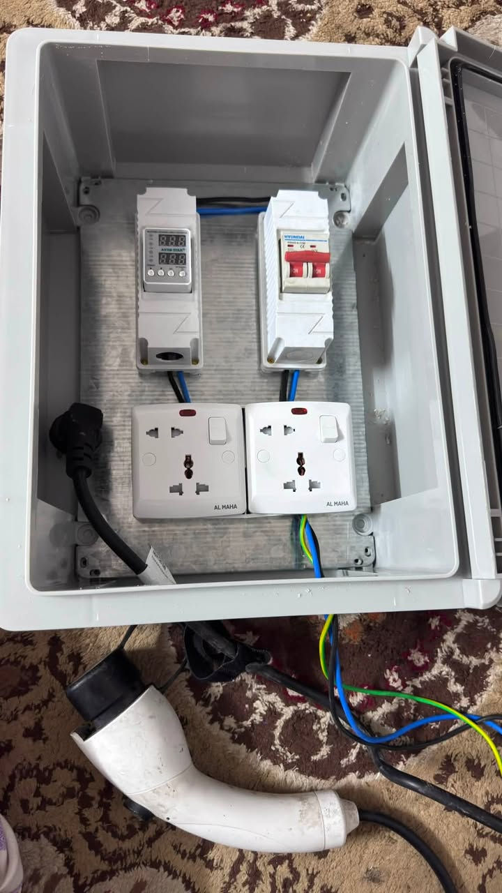 لمالكي السيارات الكهربائية 🚗⚡.. شحن آمن ومستقر لسيارتك بالبيت!
تم بعون الله تجهيز وتقفيل بوكس حماية متكامل لشاحن السيارة الكهربائية، بمواصفات أمان عالية لحماية سيارتك وشاحنك من مشاكل الكهرباء:
🔹 جهاز حماية رقمي: لمراقبة الفولتية وحماية الشاحن من الارتفاع أو الانخفاض المفاجئ في التيار.
🔹 قاطع دورة (Circuit Breaker) أصلي: لفصل التيار تلقائياً في حالة حدوث أي التماس أو حمل زائد.
🔹 (مآخذ) عالية الجودة: تتحمل الأمبيرية العالية لفترات الشحن الطويلة.
🔹 بوكس خارجي مقاوم للرطوبة والعوامل الجوية.
💡 شغل نظيف وترتيب يعزل سيارتك عن أي مخاطر كهربائية.
📞 للحجز أو الاستفسار، راسلونا على الخاص أو اتصلوا بنا:

*********** واتساب فقط 
* ملاحظه السعر يشمل ال أيرث
