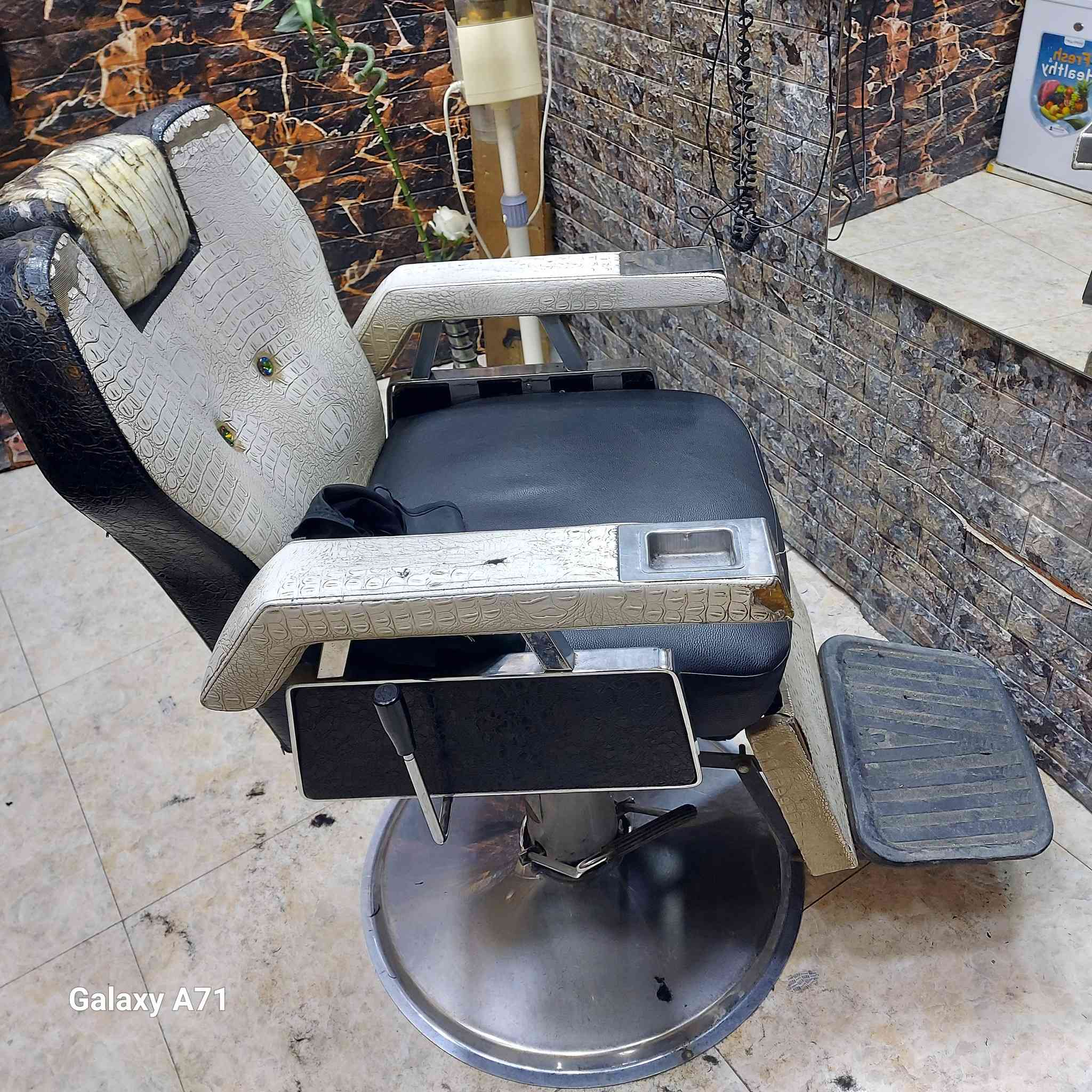 كرسي حلاقه للبيع
ديالى بعقوبه 
***********
السعر ١٢٠ الف
