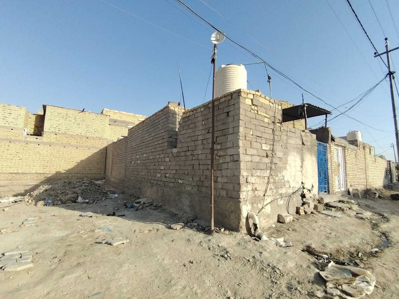 🏡 للبيع بيت ركن مميز في حي الكرامة

إذا تبحث عن بيت بموقع هادئ وقريب من الخدمات، فهذه فرصة مناسبة للسكن أو الاستثمار.

📍 الموقع: حي الكرامة
📐 المساحة: 125 متر مربع
📜 طابو صرف – التحويل باسم المشتري خلال ثاني يوم
🚗 يبعد 4 بيوت فقط عن الشارع العام

🔹 مواصفات البيت:

- استقبال مريح
- هول
- غرفتا نوم
- مطبخ حار / بارد
- منور يوفر إضاءة وتهوية طبيعية  السعر (60) قابل للتفاوض 

✅ موقع ركن يمنح خصوصية أكبر وسهولة في الحركة
✅ قريب من الشارع العام والخدمات
✅ مناسب للسكن العائلي أو كفرصة استثمارية مميزة

📞 للاستفسار والمعاينة:*********** 
مكتب الضامن للعقار ذي قار سوق الشيوخ خنيطله شارع الكراج 
أمان • ثقة • ضمان

