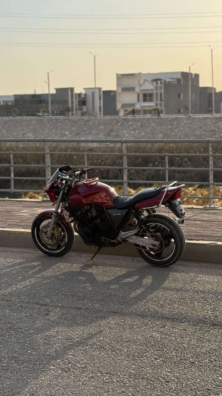 أسلام عليكم)CB400للبيع او مراوس السعر             1550وبيه مجال مكاني الرمادي التأميم ***********
