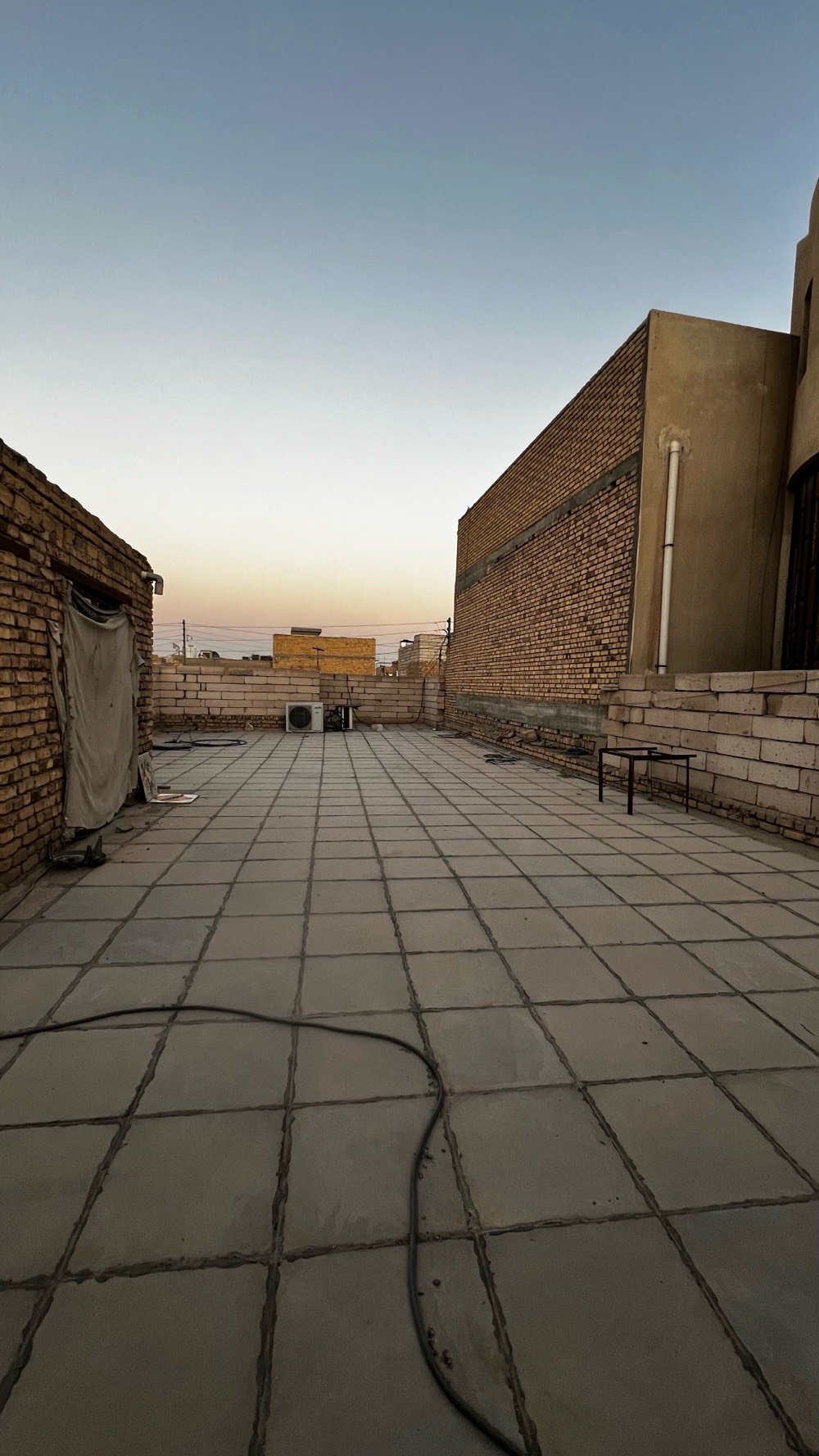 🏡 للبيع بيت في الناصرية – حي الخضراء (موقع مميز)

📐 المساحة: 240 م² (10×24)

🏠 طابق واحد – بناء طابوك أصلي وسقف صب كونكريت.

نوع العقار: طابو صرف

يحتوي على:

🛋️ استقبال

🛋️ صالة

🛏️ غرفتا نوم

🍽️ مطبخ

🌳 حوش واسع

🚻 حمامان (داخلي وخارجي)

🛒 محل تجاري ويعمل حالياً.



📍 الموقع: حي الخضراء، ثالث بيت عن شارع زديناوية السايدين، قريب جداً من الشارع الرئيسي.



⚡💧 الخدمات: ماء، كهرباء، مجاري، وإنترنت كيبل ضوئي.



📞 للاستفسار والمعاينة:

***********