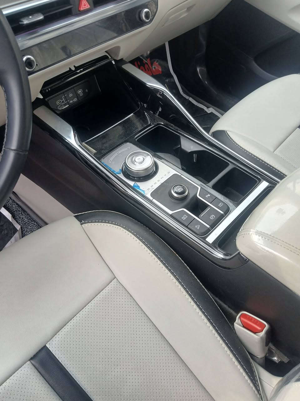 السلام عليكم بعد الموافقه للبيع سياره سورنتو موديل ٢٠٢٥ خليجي باسمي ماشيه ١١ الف كم محرك ٦ سلندر مكفوله كفاله عامه عدا شخط بالدعاميه اليمنه كما موضح بالصوره السعر ٣٥٠٠٠ الف دولار وبيها مجال مكان السياره بغداد موبايل ***********
