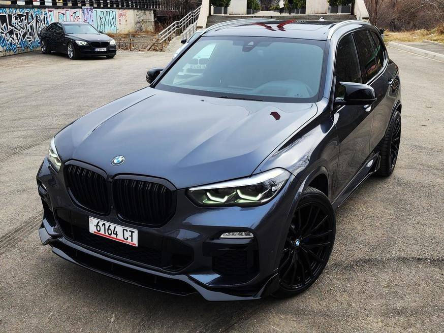 السيارة للبيع من جورجيا تبليسي العاصمة الجورجية 🇬🇪 😉
الدخول على العراق عن الطريق السياحية
بي إم دبليو X5 موديل 
المسافة المقطوعة: 46,000 كم / 28,750 ميل
المعروضة بالسعر جورجيا 158و قة 
نوع الهيكل: سيارة رياضية متعددة الاستخدامات، الحالة: جيدة، نوع المحرك: بنزين، القوة: 340 حصان، سعة المحرك: 3.0 لتر، الدفع: رباعي، الأبواب: 4/5، عدد المقاعد: 4-5، اللون الخارجي: رمادي

سعة البطارية: 340، فتحة سقف، ناقل الحركة: أوتوماتيكي، عجلة القيادة: يسار، مشغل هيدروليكي، نظام منع انغلاق المكابح (ABS)، نظام التحكم الإلكتروني بالثبات (ESP)، الوسائد الهوائية: أكثر من 6، قفل مركزي، نظام إنذار أمني، مانع تشغيل المحرك، نوافذ كهربائية، مقاعد جلدية، مقاعد مدفأة، مكيف هواء، نظام تحكم بالمناخ: ثنائي المناطق، نظام ملاحة، كمبيوتر رحلات، مثبت سرعة، عجلات معدنية، مصابيح زينون أمامية، 6 أسطوانات، كاميرا للرؤية الخلفية


**إذا كنت صاحب هذا الإعلان وتريد حذفه لأي سبب، رجاءا أرسل رسالة إلى الدعم الفني**